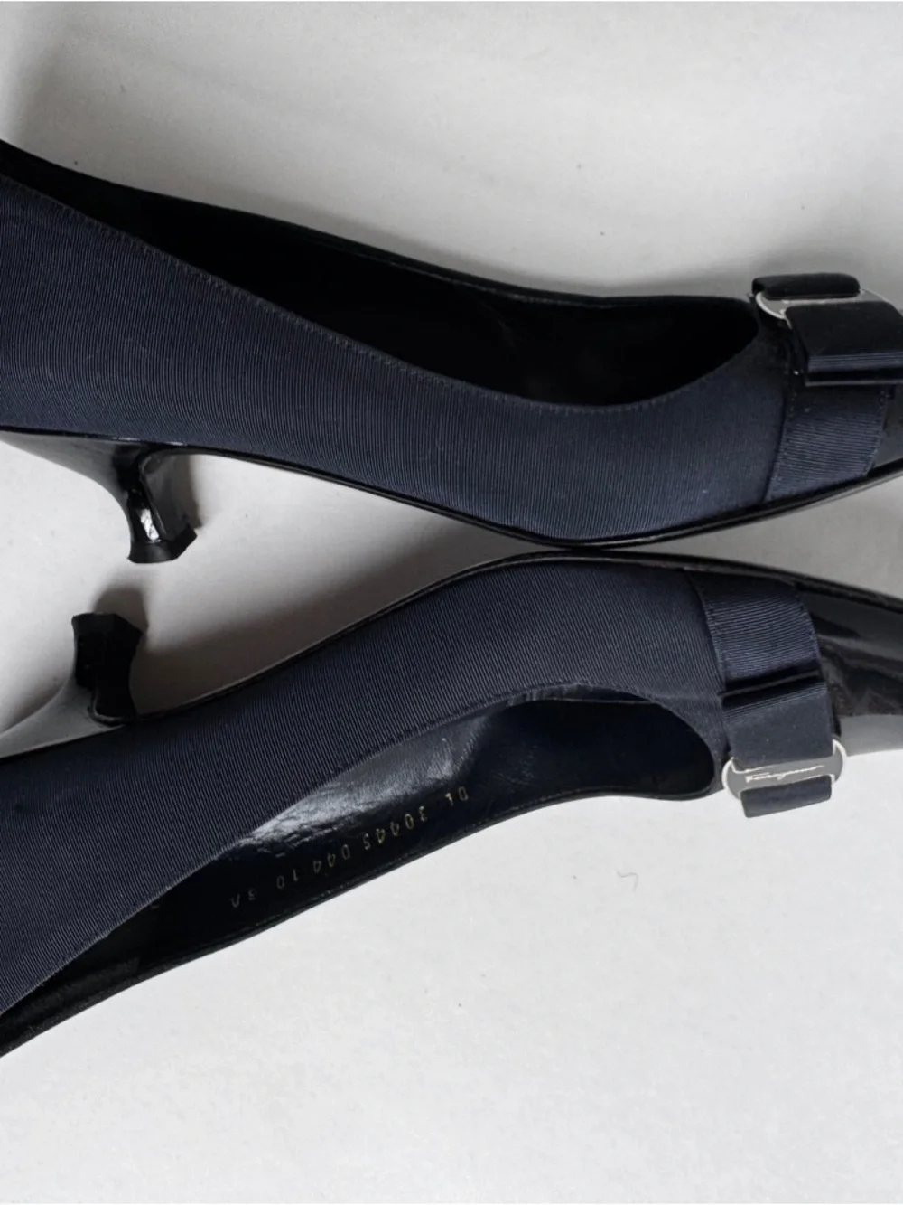 Salvatore Ferragamo Vara Navy Grosgrain Bow Pumps Kitten Heel 10 3A Italy - Picture 6 of 10